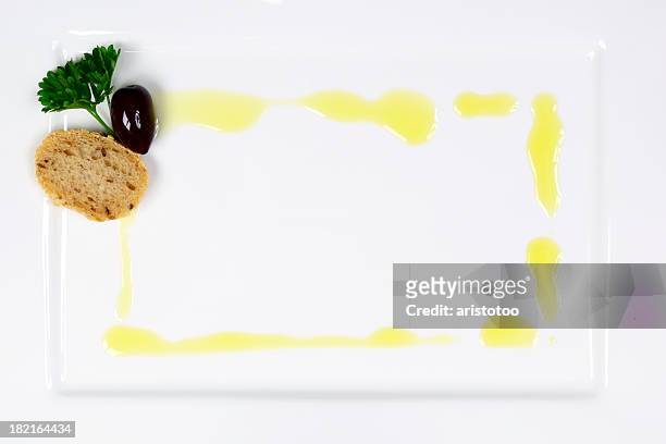 bastidor del aceite de oliva sobre placa blanca - kalamata olive fotografías e imágenes de stock