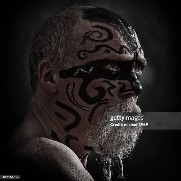 en colère portrait de guerrier - peinture corporelle photos et images de collection