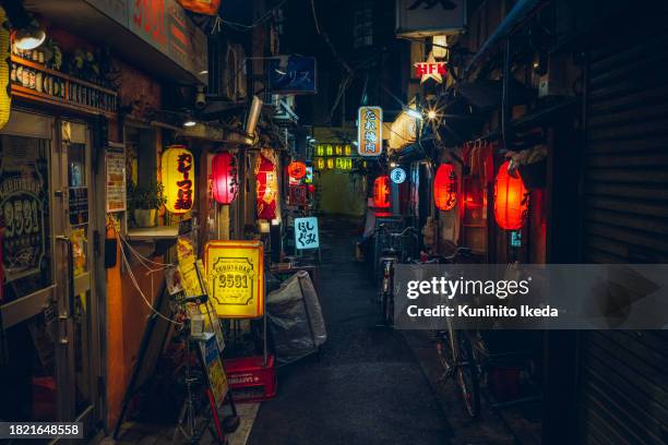 "izakaya" un pequeño distrito de entretenimiento en tokio. - izakaya fotografías e imágenes de stock