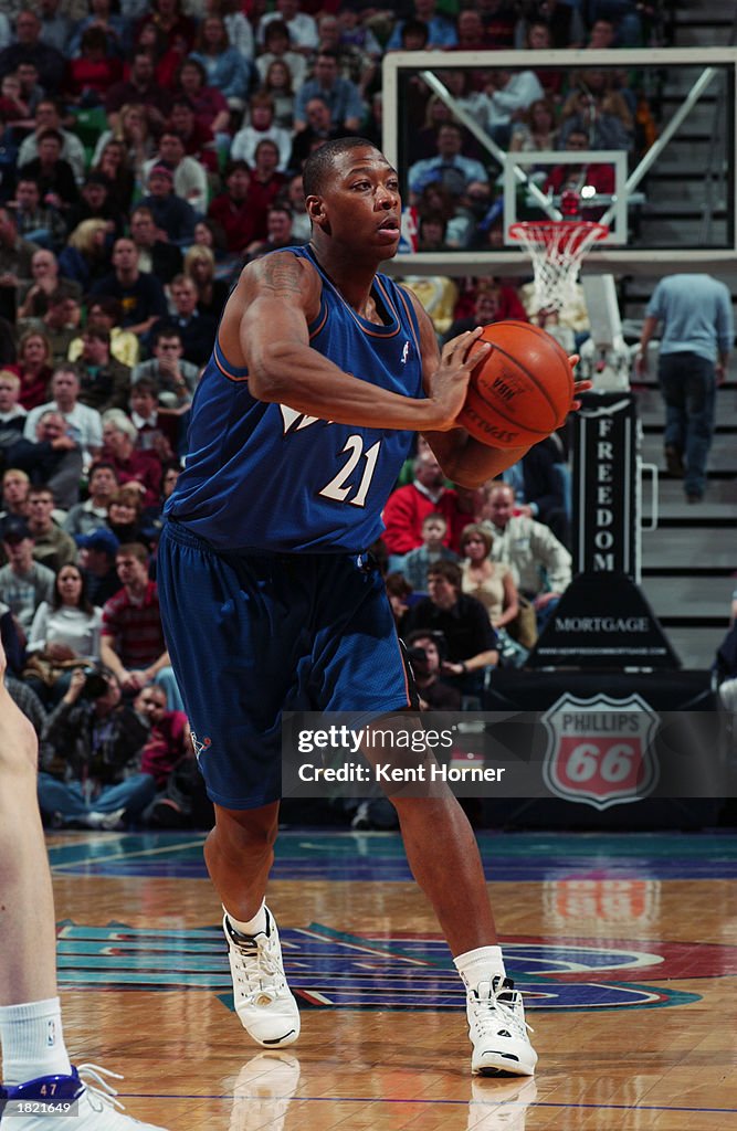 Bobby Simmonds Bobby Simmons of the Washington Wizards passes against the Utah Jazz ...