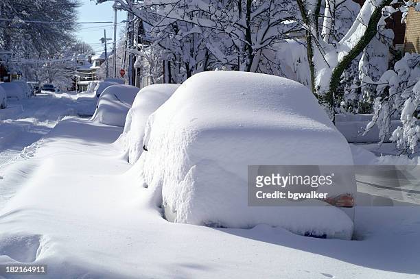 estacionar automóviles cubierta con la nieve en blizzard en calle de la ciudad - nieve profunda fotografías e imágenes de stock