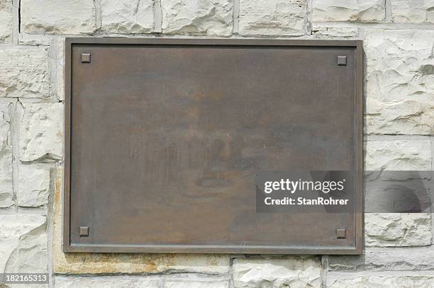 bronze targa commemorativa del muro di pietra - blank plaque foto e immagini stock