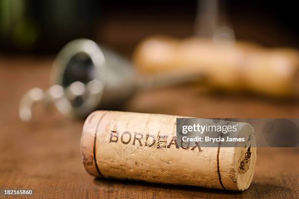 tappo del vino bordeaux francese orizzontale da - bordeaux foto e immagini stock