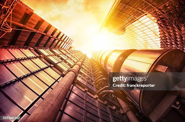 futuristische u-bahn stahlgebäude in der dämmerung - lloyds of london stock-fotos und bilder