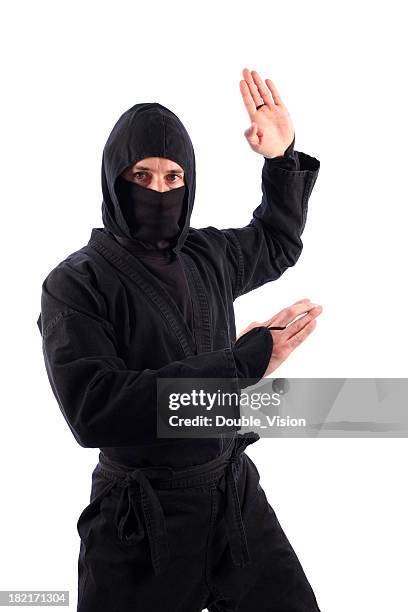 artes marciais ninja em preto ameaça tradicional golpe de karatê - ninja - fotografias e filmes do acervo