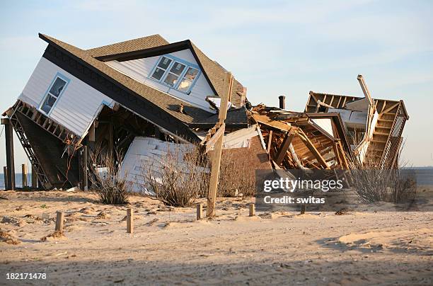 huracán los daños - razed fotografías e imágenes de stock