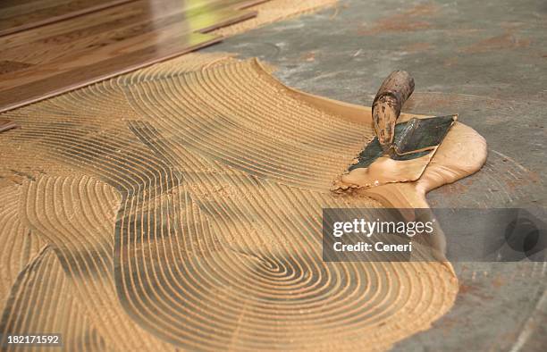 pegados por el piso de madera dura: thinset mortero y pala - grooved fotografías e imágenes de stock