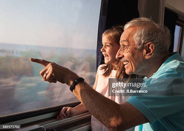 kind auf zug mit "und" grandpa " - familie in der bahn stock-fotos und bilder