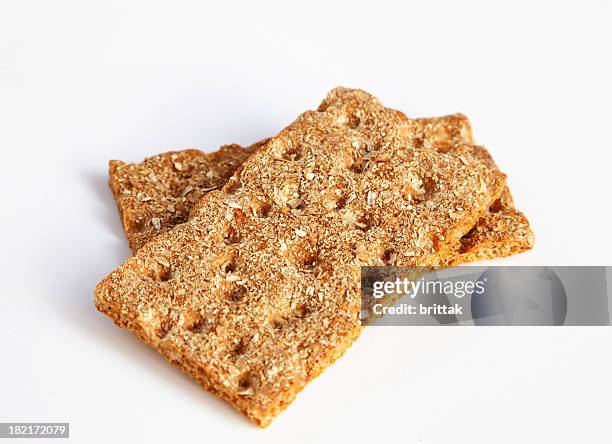 two slices of crisp bread isolated on white. sweden - knäckebröd stockfoto's en -beelden