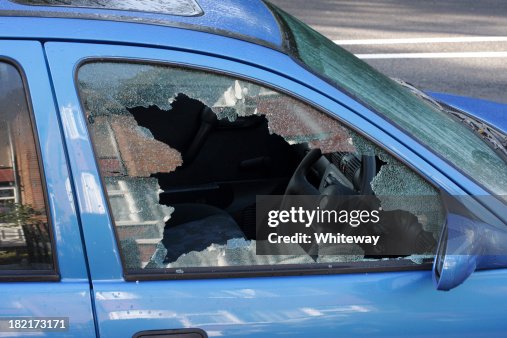 Fenêtre brisée de Voleur de voiture Scène de rue Fenêtre brisée de Voleur de voiture Scène de rue