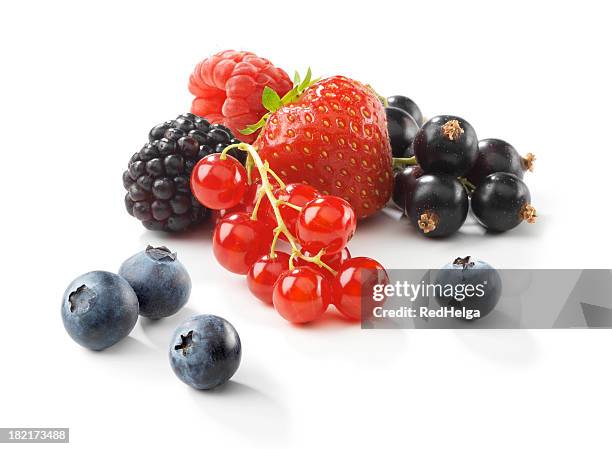 assortiment de fruits rouges - fraises fond blanc photos et images de collection