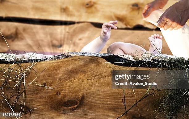 pequeño jesús - trough fotografías e imágenes de stock