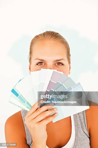 sobre su rostro de mujer con la muestra - abrir en abanico fotografías e imágenes de stock