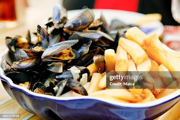 mussels and frites - mussels stockfoto's en -beelden