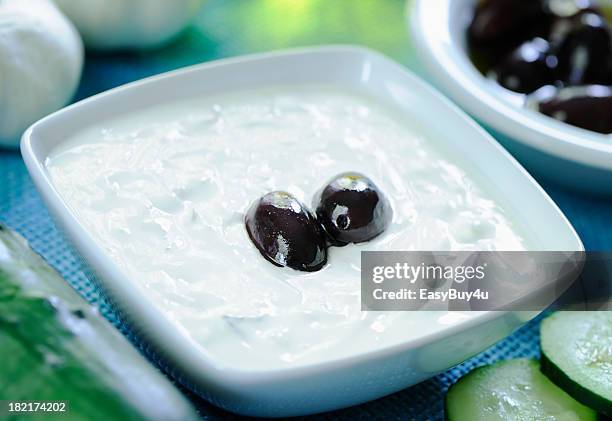 tzatziki-dip - tzatziki stock-fotos und bilder