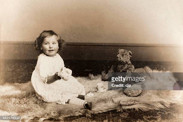 vintage retrato de niña bebé - 1910 fotografías e imágenes de stock