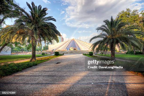 enver hoxha piramide di tirana - tirana foto e immagini stock