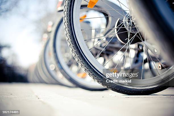 vélos à la location - roue de velo photos et images de collection