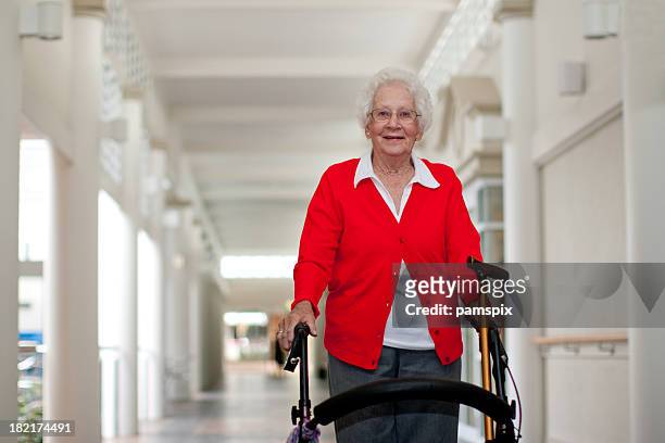mulher idosa ativa em superfície de pavilhão - great grandmother imagens e fotografias de stock