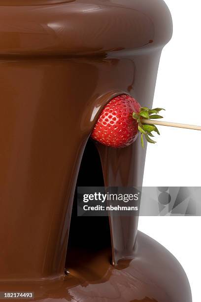 erdbeeren in schokolade getaucht brunnen - chocolate covered strawberries stock-fotos und bilder