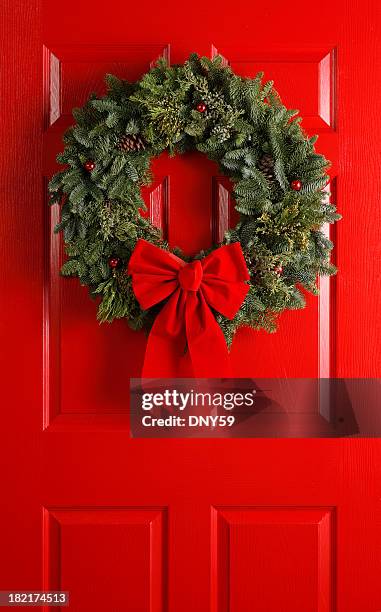 weihnachtskranz bei red door - blumenkranz stock-fotos und bilder