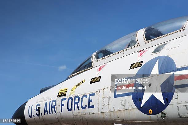 jet fighter cockpit gegen himmel - us air force stock-fotos und bilder