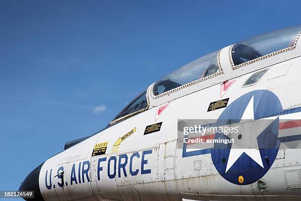 jet fighter cockpit against sky - 空軍 個照片及圖片檔