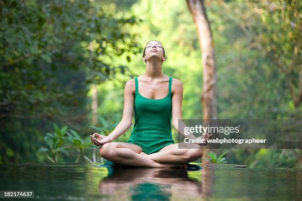 yoga - lotuspositie stockfoto's en -beelden