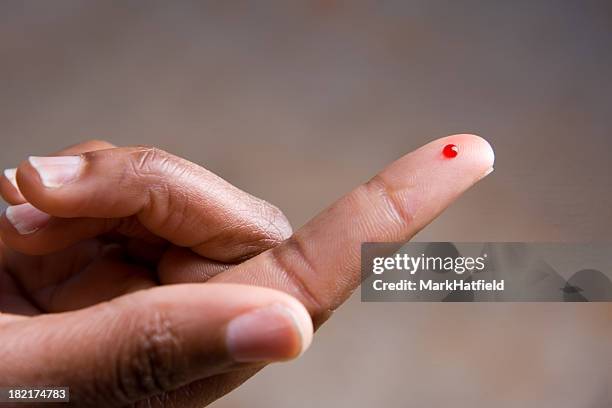 goutte de sang sur fingertip - blood testing photos et images de collection