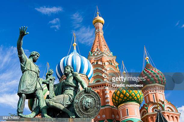 statues in front of st basil cathedral with blue sky - kremlin stock pictures, royalty-free photos & images