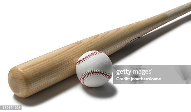 bate de béisbol y pelota sobre fondo blanco - bate fotografías e imágenes de stock