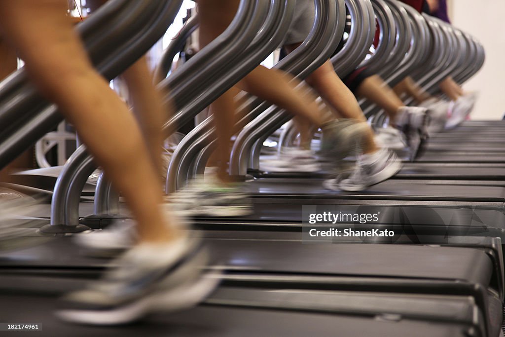 Läufer Joggen auf Laufband im Fitness-Club und Fitnessraum