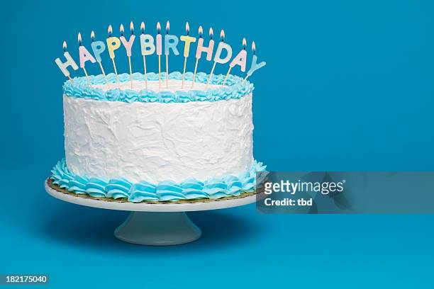 bolo de aniversário - bolo e velas imagens e fotografias de stock