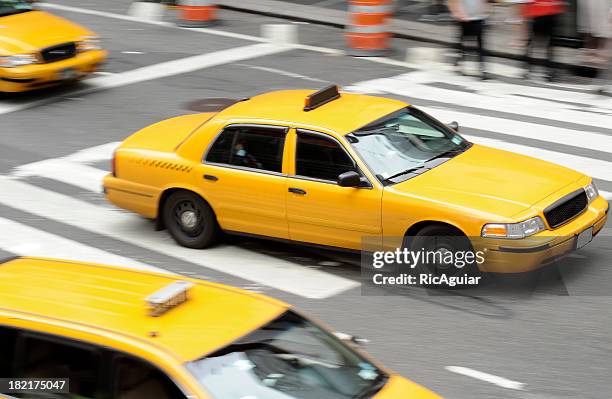 taxi in new york - yellow cab stock pictures, royalty-free photos & images