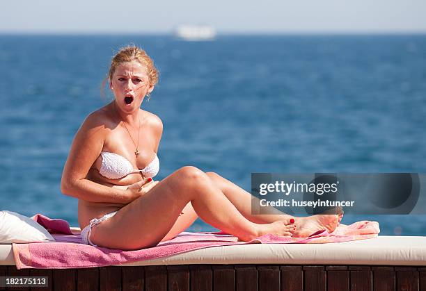 shocked young woman - paparazzo fotografías e imágenes de stock