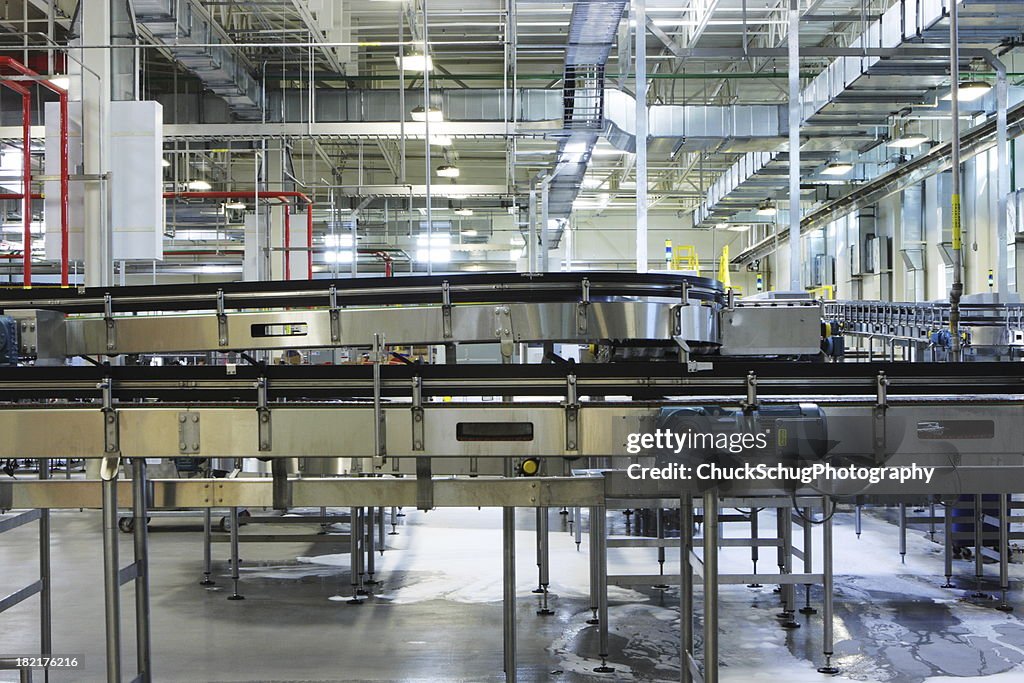 Transportadora em fábrica de máquinas de embalagem de alimentos e bebidas