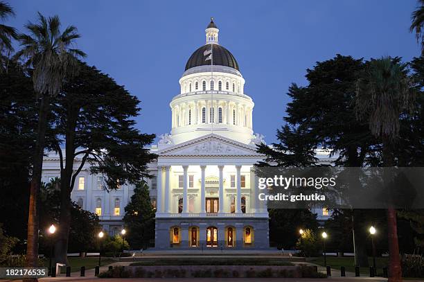 capital building, de nuit - california capitol photos et images de collection