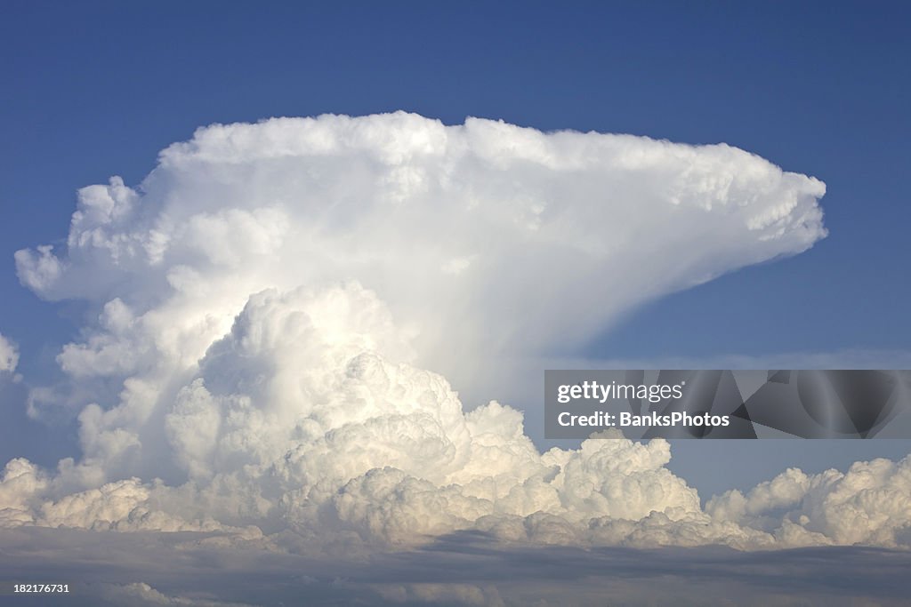 Amboss Storm Cloud und blauer Himmel