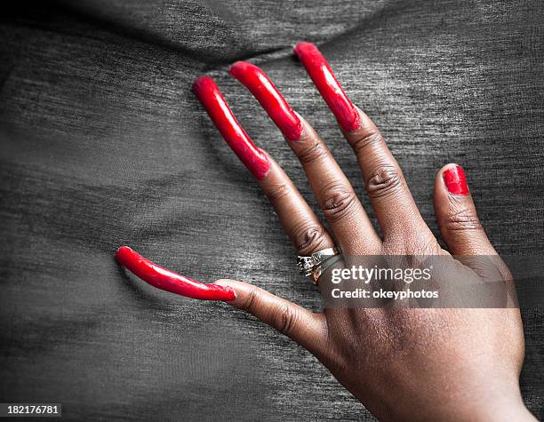 women fingers has long nails - lang fysieke beschrijving stockfoto's en -beelden