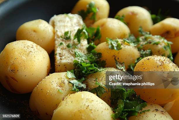 kleine pfanne mit neuen kartoffeln mit petersilie und butter - geschält stock-fotos und bilder