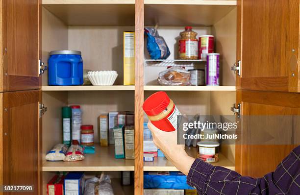 peanut butter - voorraadkast stockfoto's en -beelden
