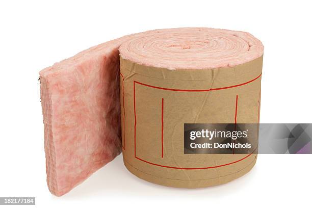 pink insulation roll isolated - isolatiemateriaal stockfoto's en -beelden