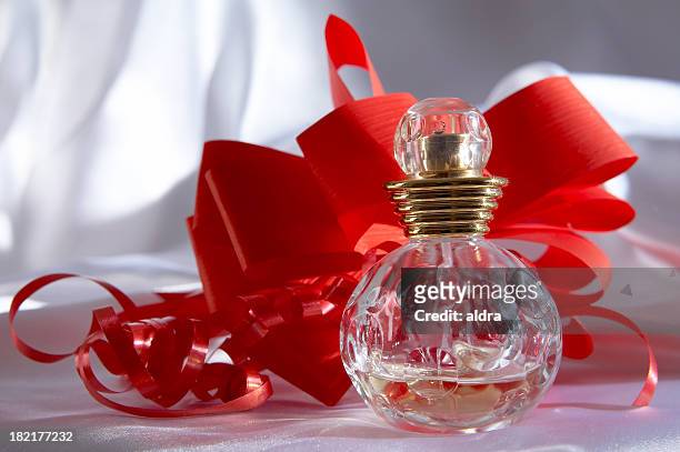 geschenk - perfume sprayer stock-fotos und bilder