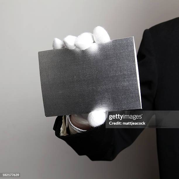 butler with blank card - zilverkleurige handschoen stockfoto's en -beelden