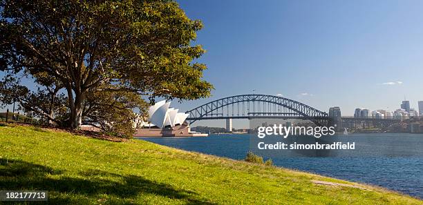 sydney harbour in der sonne - sydney harbour bridge stock-fotos und bilder