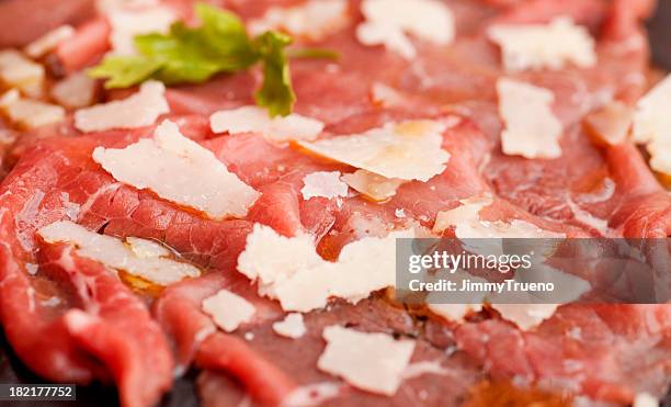 rindfleisch-carpaccio mit käse - carpaccio stock-fotos und bilder