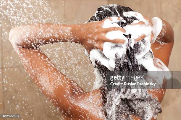 woman washing her hair with shampoo - human hair stockfoto's en -beelden