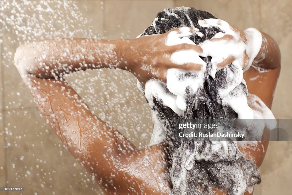 Mulher Lavar o Cabelo com champô