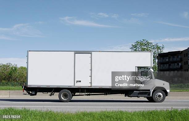 moving camión en la carretera. - camión de las mudanzas fotografías e imágenes de stock