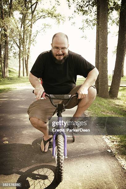 milieu homme âgé de très petites balades en vélo - little big man photos et images de collection